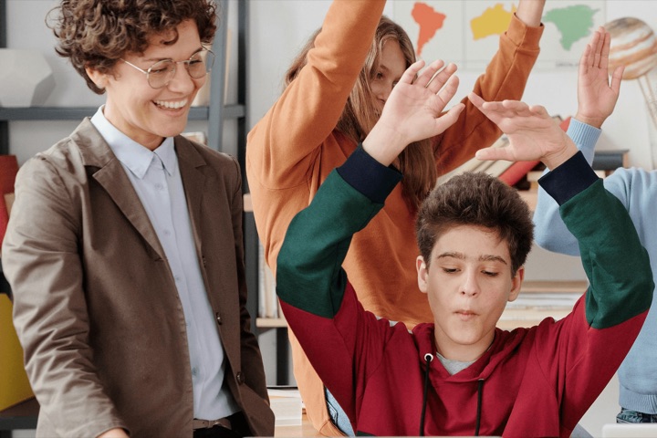 Begleitung im Klassenraum gemeinsam mit der Lehrkraft