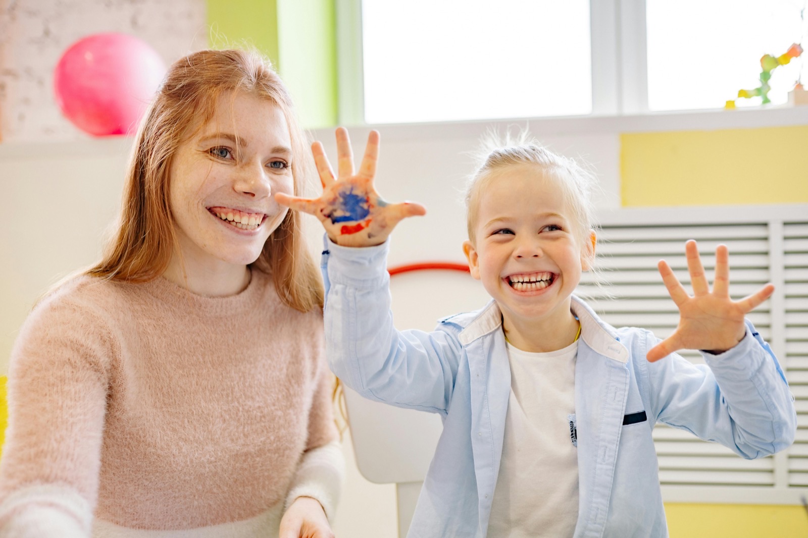 Schulbegleiterin unterstützt ein Kind im Schulalltag in Eberswalde